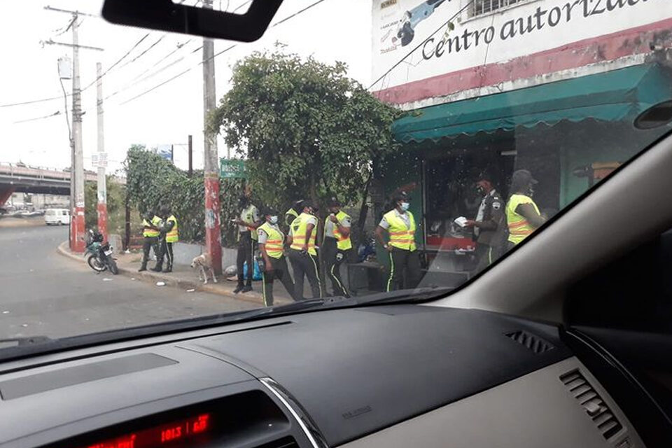 Agentes de la Digesett entre el ocio y la colocación de las multas