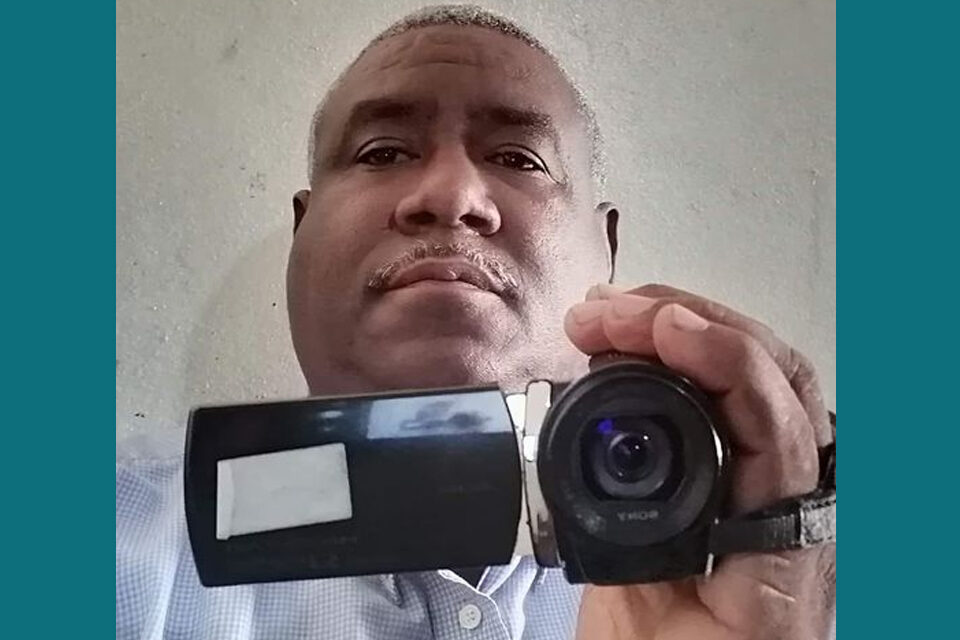 Colegio Dominicano de Periodistas condena encierro de fotoperiodista en cuarto oscuro