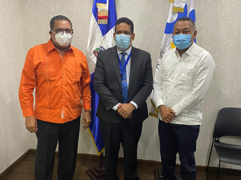 Alcalde Fermín Brito se reúne con el director general de Compras y Contrataciones