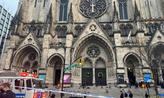 Policía NY dispara fatalmente a hombre que abrió fuego cerca de multitud en catedral Manhattan