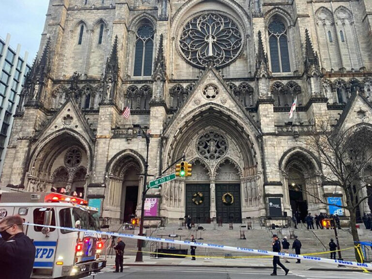 Policía NY dispara fatalmente a hombre que abrió fuego cerca de multitud en catedral Manhattan