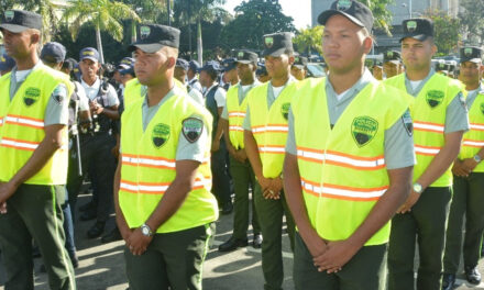 Sargento Elías Solano Pérez de  la FARD le propina una galleta a agente DIGESETT porque lo detuvo