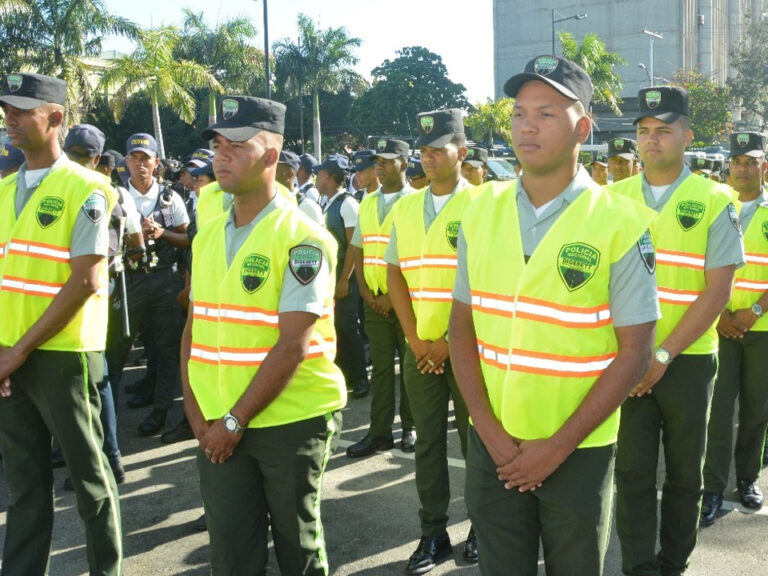 Sargento Elías Solano Pérez de  la FARD le propina una galleta a agente DIGESETT porque lo detuvo