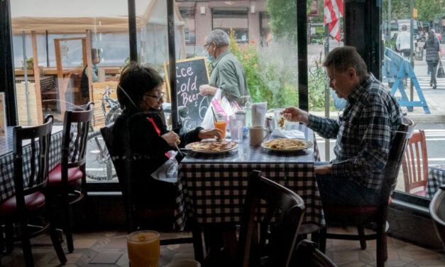 Cuomo prohíbe nuevamente comer al interior de los restaurantes en la ciudad de Nueva York