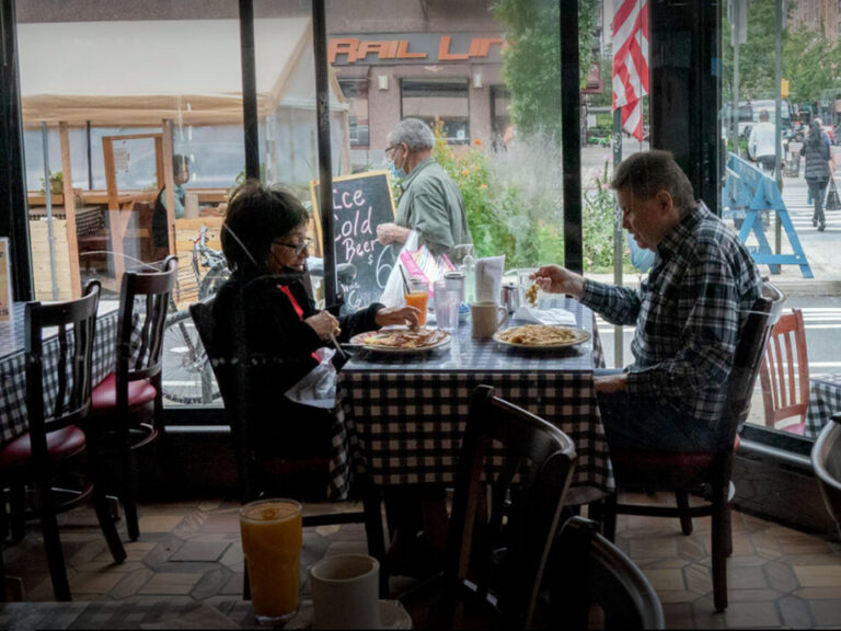 Cuomo prohíbe nuevamente comer al interior de los restaurantes en la ciudad de Nueva York
