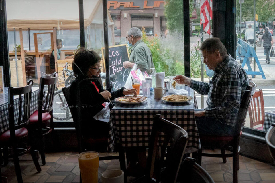Cuomo prohíbe nuevamente comer al interior de los restaurantes en la ciudad de Nueva York