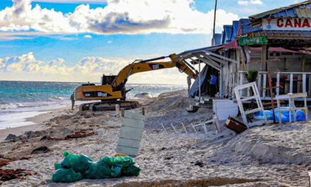 Medio Ambiente retira negocios que operaban de manera ilegal en la playa Arena Gorda, Higüey