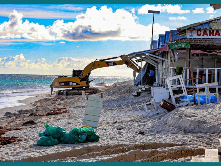 Medio Ambiente retira negocios que operaban de manera ilegal en la playa Arena Gorda, Higüey