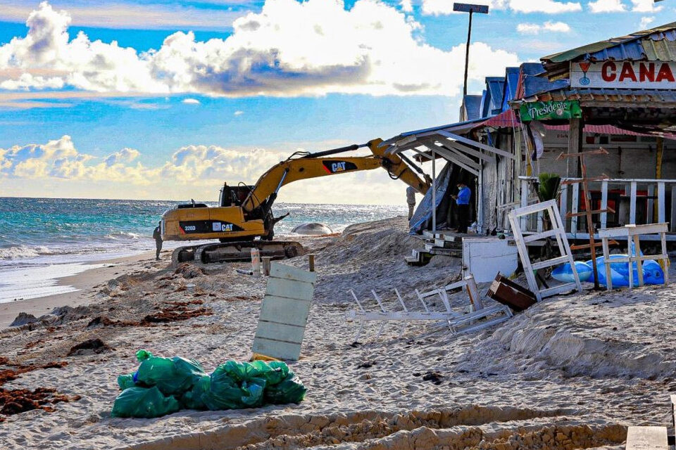 Medio Ambiente retira negocios que operaban de manera ilegal en la playa Arena Gorda, Higüey