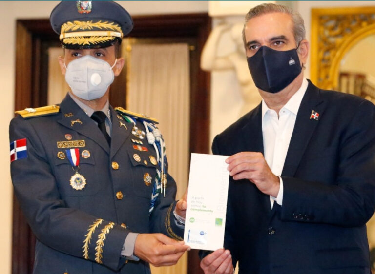 Gobierno entrega seguro médico Máximo de Senasa a 39 mil policías y otros beneficios