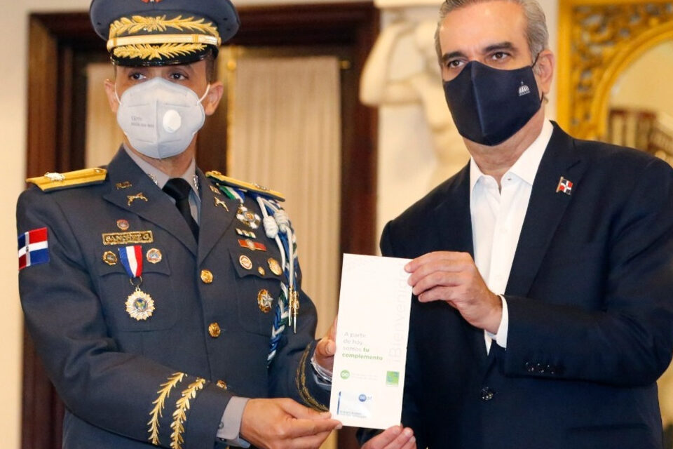 Gobierno entrega seguro médico Máximo de Senasa a 39 mil policías y otros beneficios
