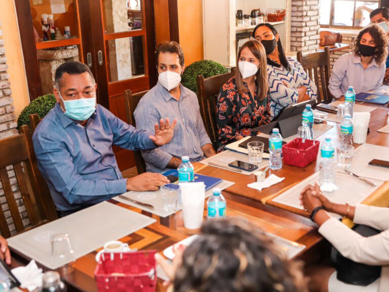 Viceministra Turismo se compromete gestionar soluciones a problemática playa Boca Chica