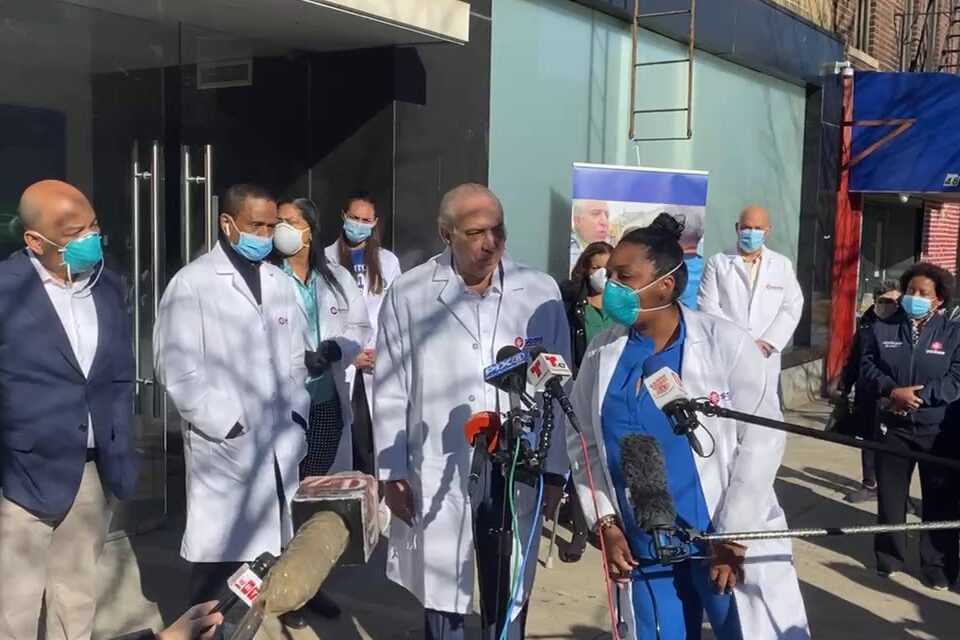 Doctor Ramón Tallaj de la organización SOMOS llama a la comunidad latina de Washington Heights a vacunarse sin miedo contra COVID19