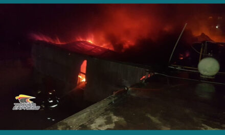 Incendio de gran magnitud consume la Industria del Sobre Dominicano en Villa Juana