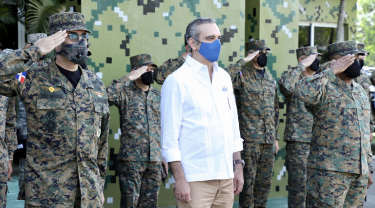 Presidente Abinader promete aumentar el salario a los militares y hacer más fuerte a las FFAA