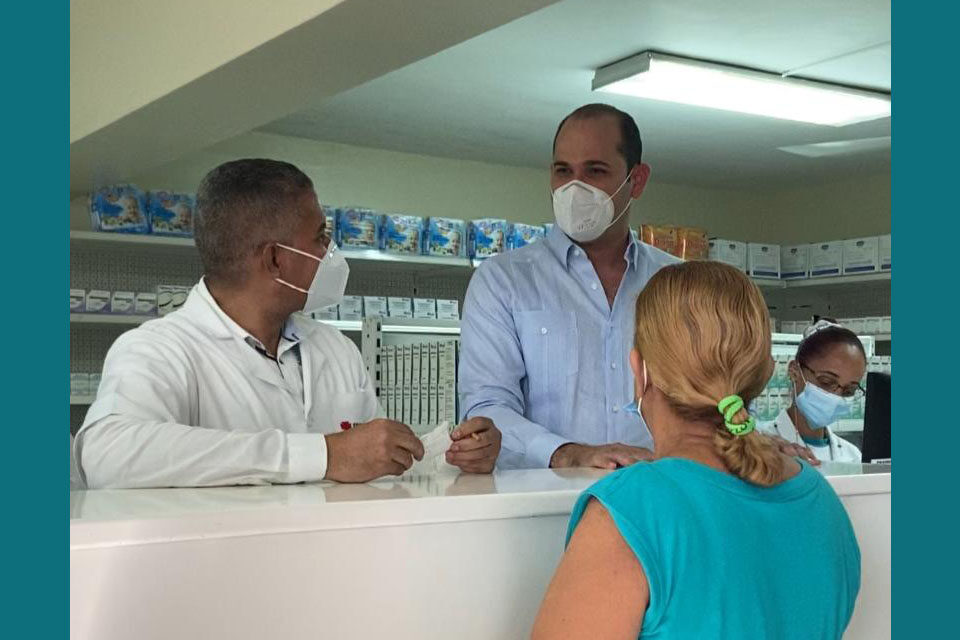 Director Promese/Cal realiza recorrido por Farmacias del Pueblo; agiliza entrega de medicamentos