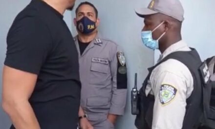 Regidor de Los Alcarrizos discute acaloradamente con agente policial por el Toque de Queda