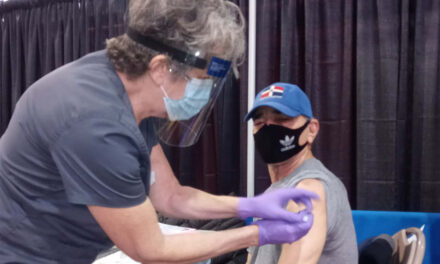 Reportero Cruz Tejada recibe primera vacuna de Moderna contra COVID – 19 y explica proceso