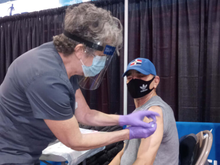 Reportero Cruz Tejada recibe primera vacuna de Moderna contra COVID – 19 y explica proceso