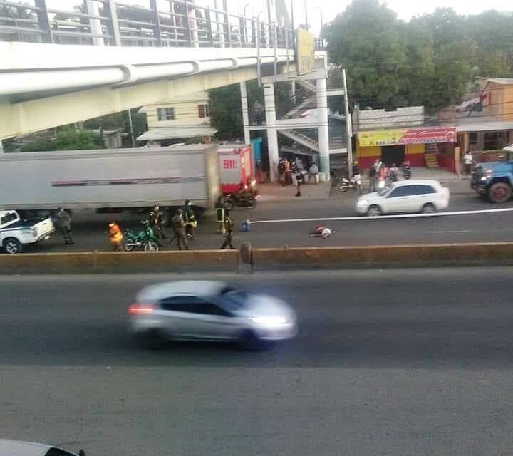 Hallan hombre muerto debajo el puente peatonal del km 22 de la autopista Duarte