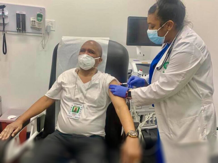 Primer bloguero dominicano vacunado del Covid