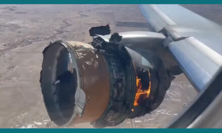 Se enciende motor y pedazos caen del avión