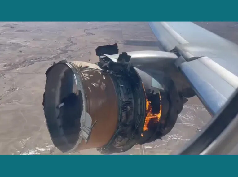 Se enciende motor y pedazos caen del avión