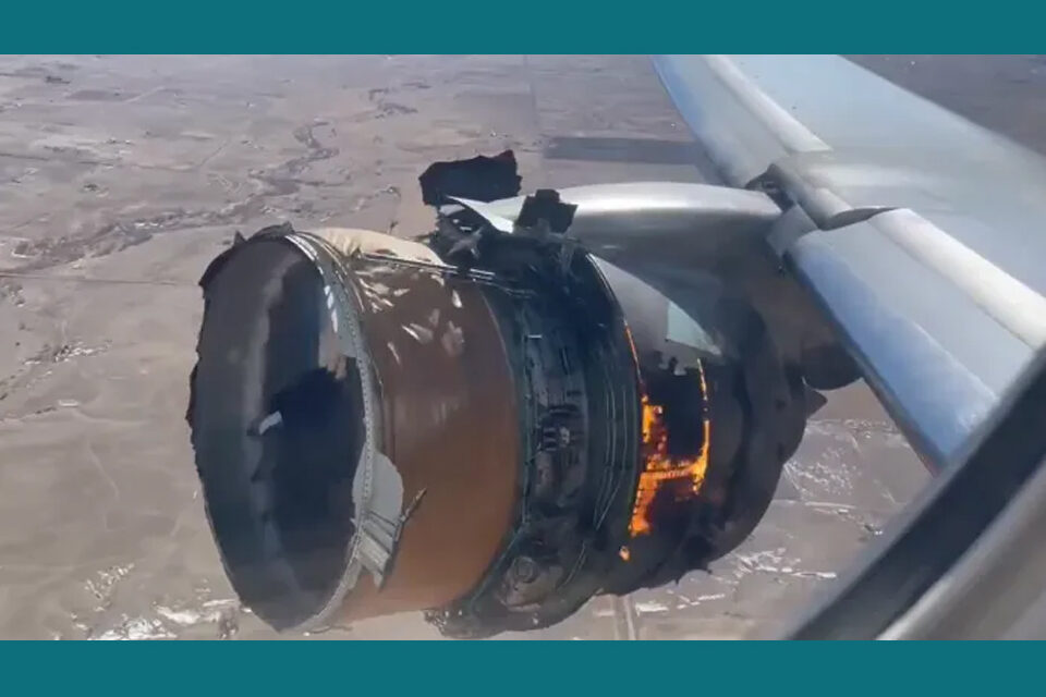 Se enciende motor y pedazos caen del avión