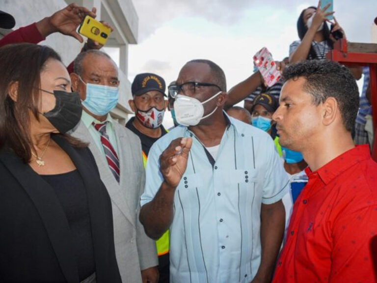 Encarnación visita familias desalojadas