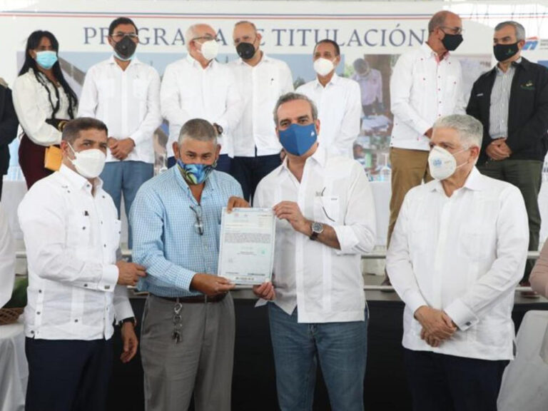 Presidente entrega títulos de propiedad