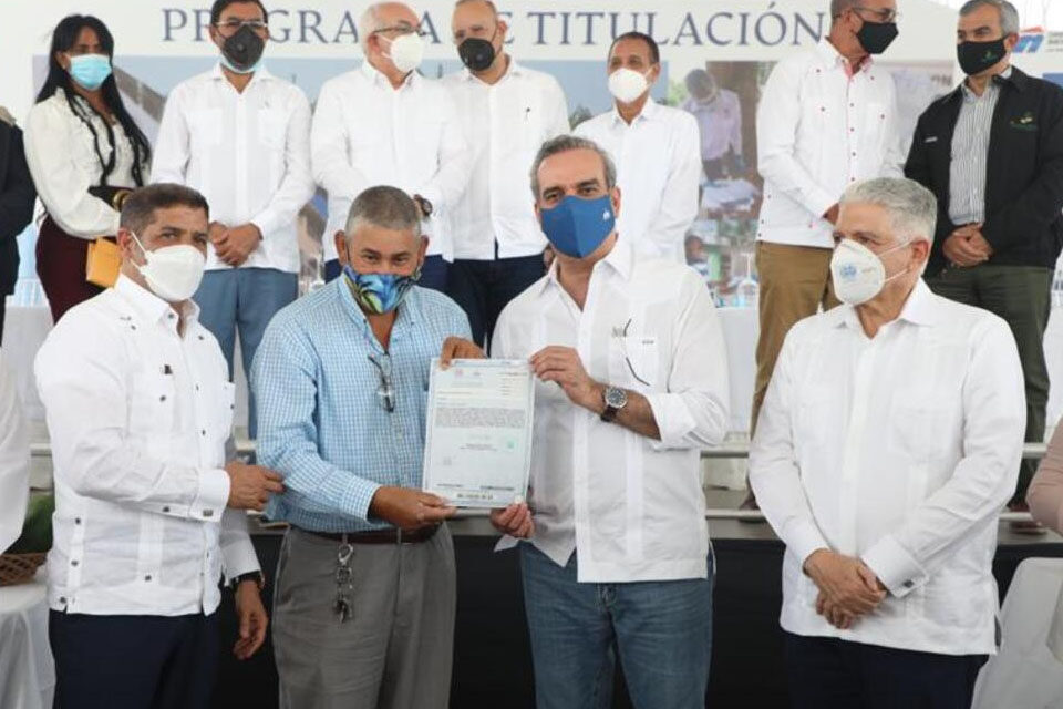 Presidente entrega títulos de propiedad