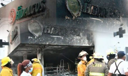 Incendio destruye sucursal farmacia Los Hidalgos