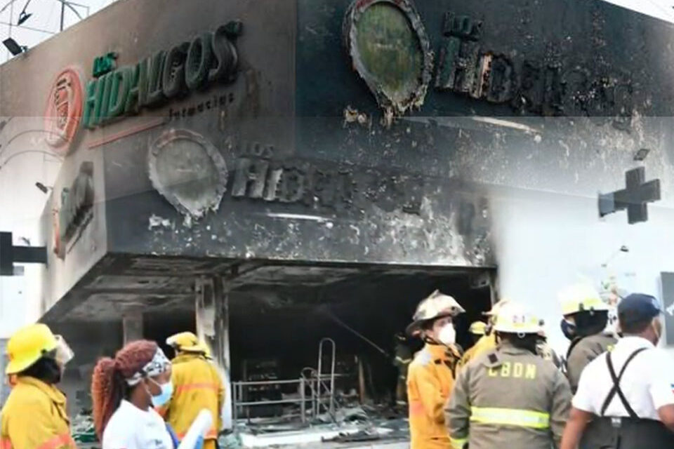 Incendio destruye sucursal farmacia Los Hidalgos