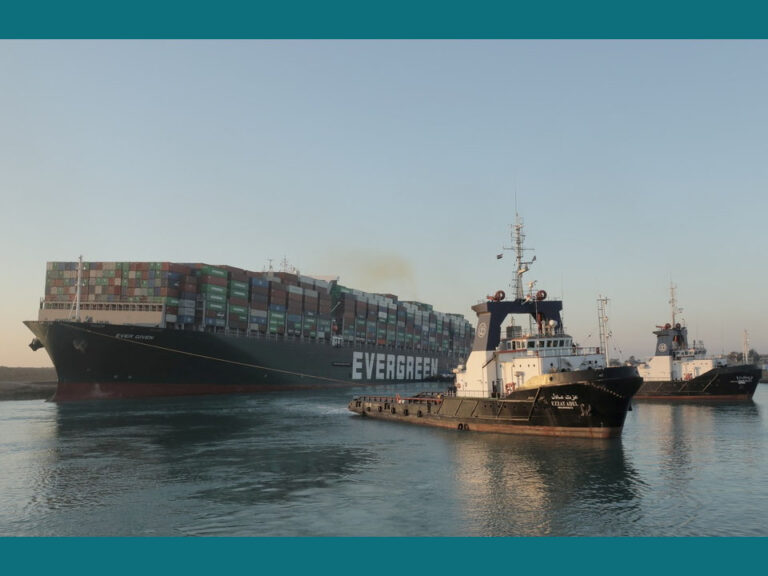 Logran liberar el canal de Suez