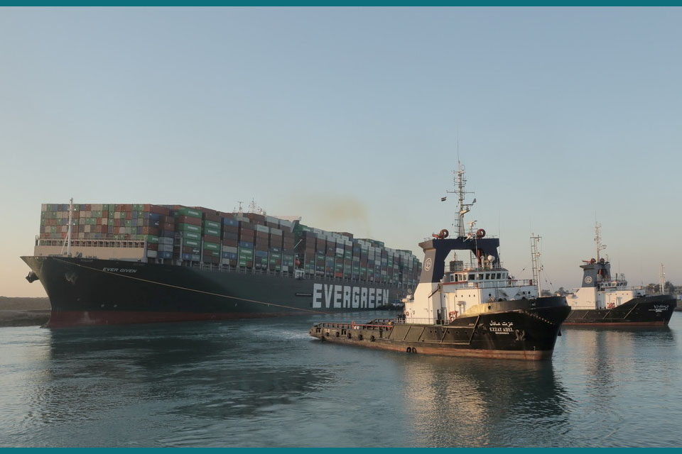 Logran liberar el canal de Suez
