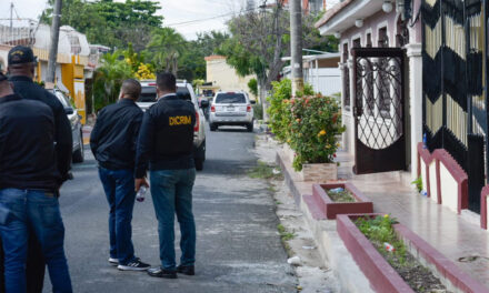 Policía saca hombre atrincherado en casa