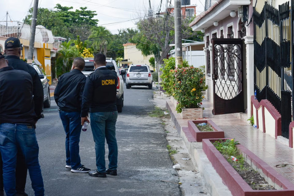 Policía saca hombre atrincherado en casa