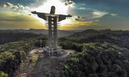 Levantan la estatua más grande de Jesús