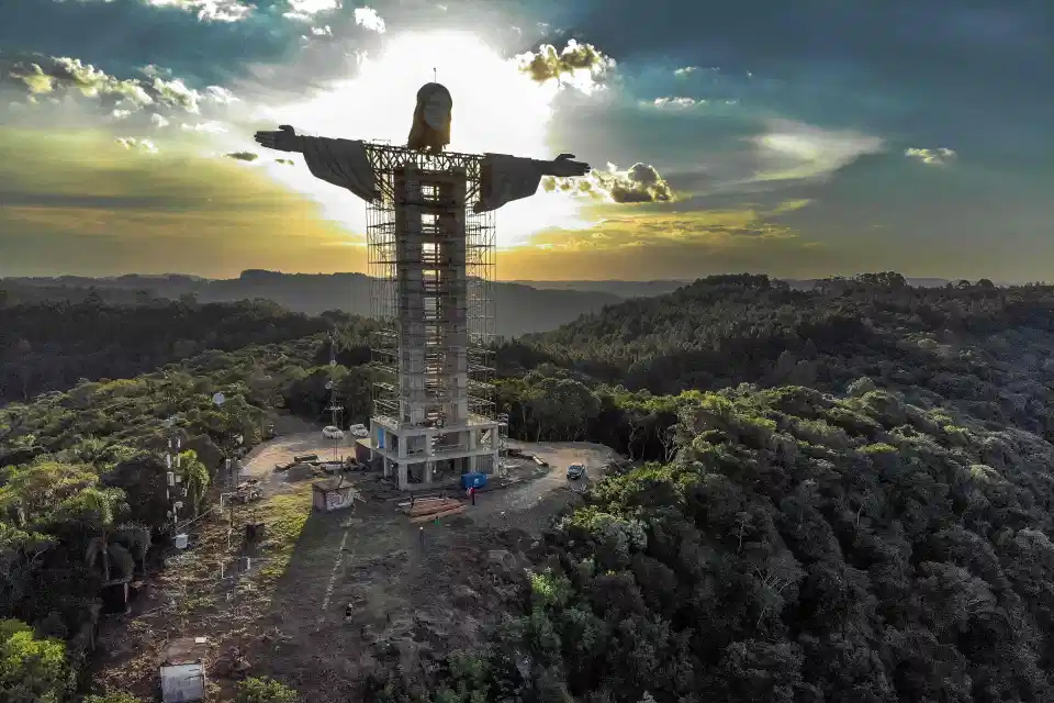 Levantan la estatua más grande de Jesús