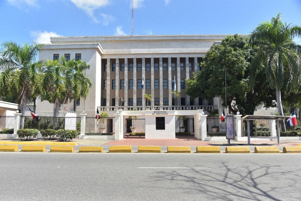 El Minerd llama a concurso para docentes