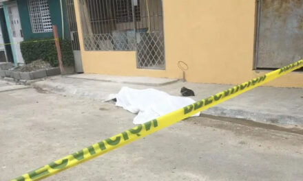 Muere obrero al caer de tercer piso