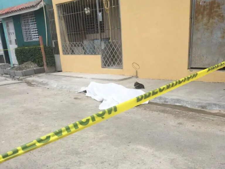 Muere obrero al caer de tercer piso