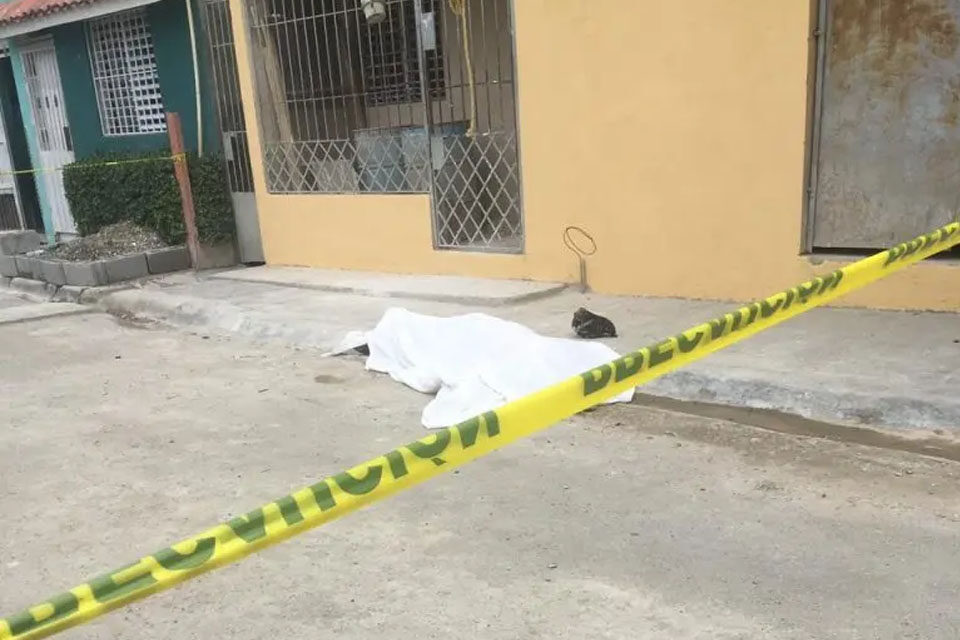 Muere obrero al caer de tercer piso