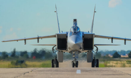 Un caza MiG-31 ruso intercepta aviones
