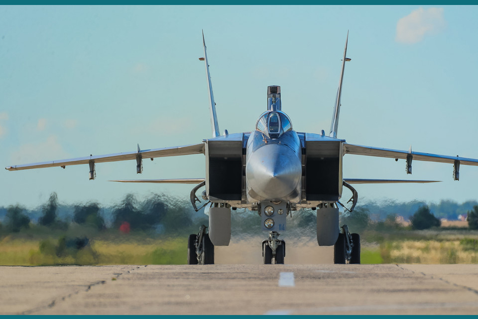 Un caza MiG-31 ruso intercepta aviones