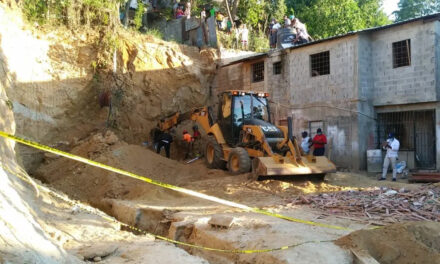 Derrumbe sepulta hombre en Santiago