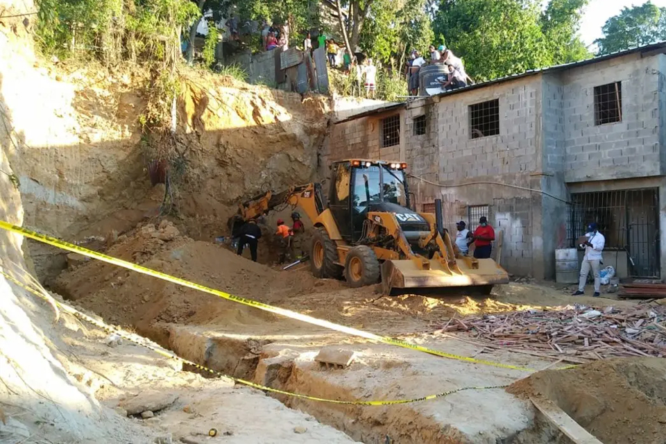 Derrumbe sepulta hombre en Santiago