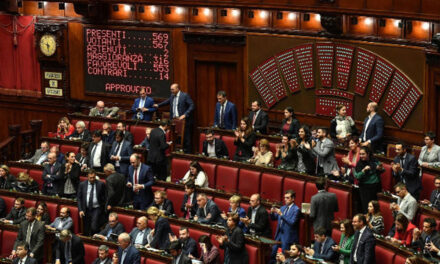 Italia recorta 345 diputados y senadores