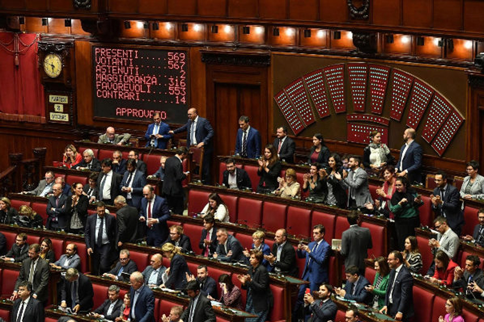Italia recorta 345 diputados y senadores