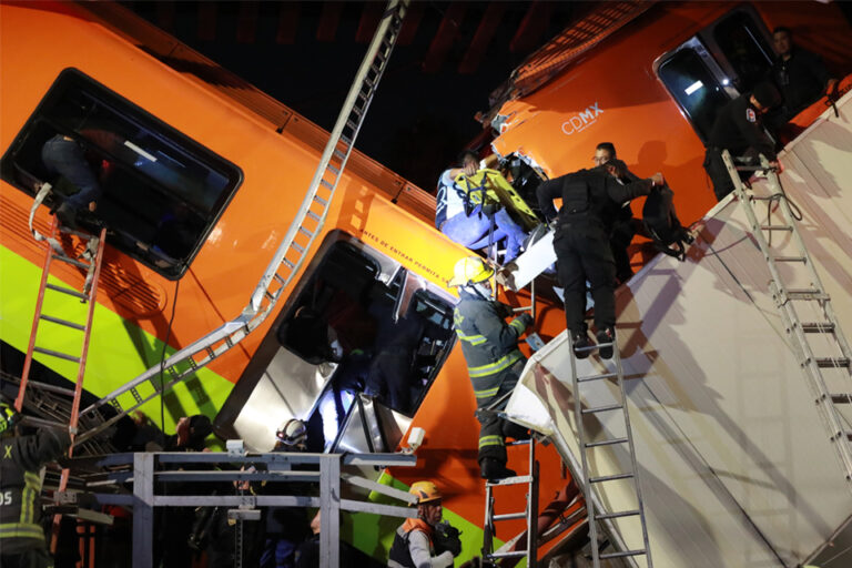 Caen dos vagones del Metro de México